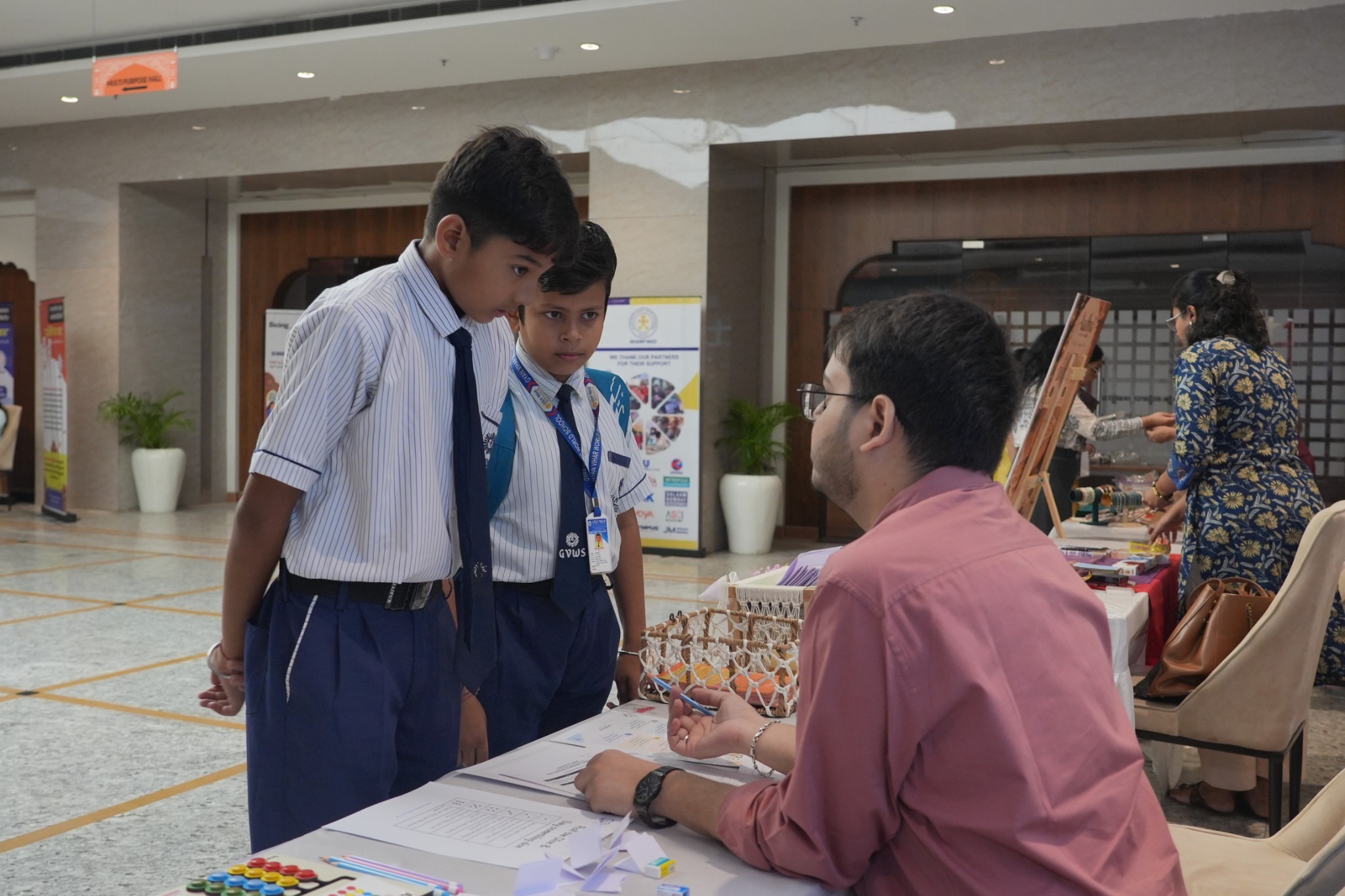School students interact with an exhibitor at the Third National School Health Conference 2026.